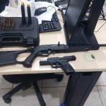 Polícia Civil apreende armas e munições na casa de vigilante acusado de ameaçar ex-companheira em Mucajaí