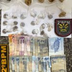 Usuário de drogas revela ponto de venda e jovem é presa por tráfico apreensão de drogas, dinheiro e celular da Polícia Militar