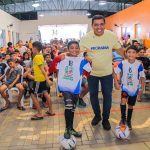 Sampaio faz entrega de uniformes a crianças de projeto social da Assembleia