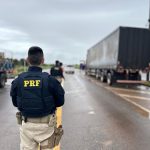 PRF recupera Voyage roubado na BR 401 e prende dois homens com mandados em Boa Vista