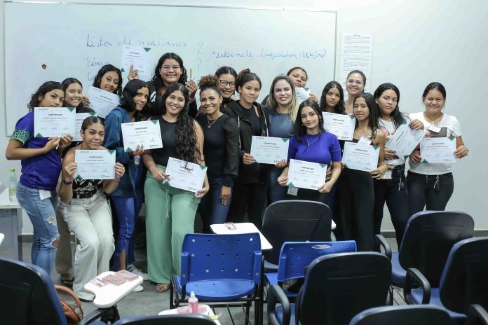 61 alunos da Escolegis receberam certificados 5