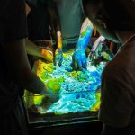 Exposição “Amarzônia” recebe crianças autistas em experiência sensorial na orla Taumanã