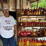 Produtoras rurais vendem hortaliças e artesanato em feira do Senar em Iracema
