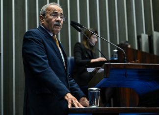 Em entrevista à rádio Senado, Chico Rodrigues sugere que Trump quer tomar petróleo da Venezuela