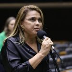 ‘Helena cospe no prato em que comeu’, por Rubens Medeiros