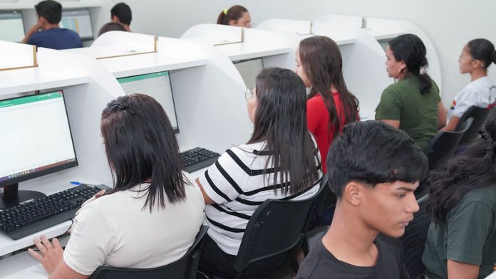 Aula de Informática na Escolegis