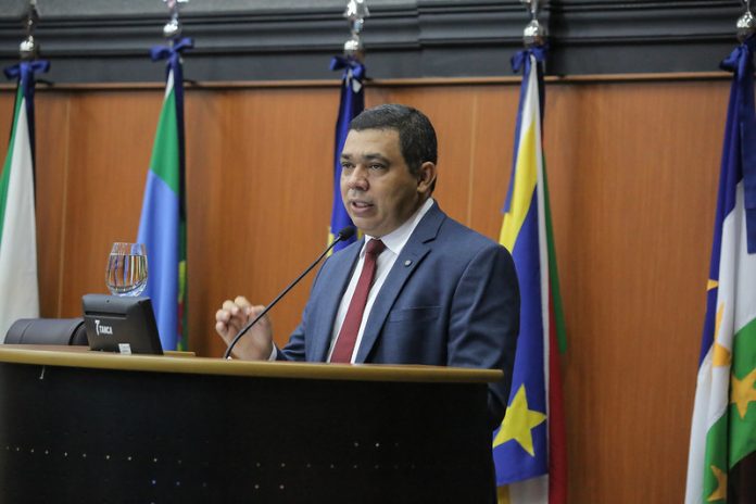 17.09.2025 - Sessão Ordinária - Tribuna - presidente da ALERR Soldado Sampaio - foto Eduardo Andrade4