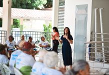 Palestra sobre saúde mental leva acolhimento e reflexão a idosos do projeto Cabelos de Prata