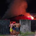 Incêndio destrói casa no bairro Sílvio Botelho na madrugada desta segunda-feira (29)