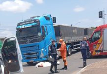 Homem morre em acidente entre moto e caminhão no bairro Jardim Floresta