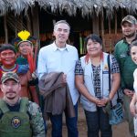 Barroso sobrevoa áreas de garimpo e recebe documento Yanomami