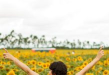 Com homenagens e despedidas emocionadas, corpo de Tuti Lopes é sepultado em Mucajaí