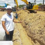 Arthur vistoria obras de novo pacote no bairro Bela Vista: asfalto, calçadas, meios-fios e sarjetas
