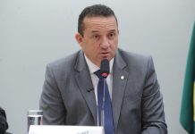 Projeto de Pastor Diniz regulamenta leitura da Bíblia e símbolos religiosos em órgãos dos três Poderes