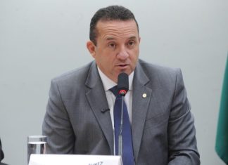 Projeto de Pastor Diniz regulamenta leitura da Bíblia e símbolos religiosos em órgãos dos três Poderes