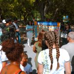 Bosque dos Papagaios recebe placa inédita para auxiliar comunicação de pessoas com autismo