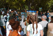 Bosque dos Papagaios recebe placa inédita para auxiliar comunicação de pessoas com autismo