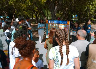 Bosque dos Papagaios recebe placa inédita para auxiliar comunicação de pessoas com autismo