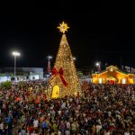 Moradores acompanham acendimento de árvores de Natal de 30 metros em Boa Vista