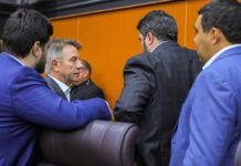 Governador volta a demarcar território dentro da Assembleia Legislativa