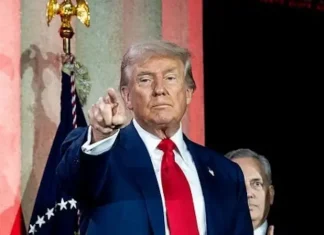 Trump não descarta guerra contra Venezuela, e aviões dos EUA sobrevoam litoral perto de Caracas