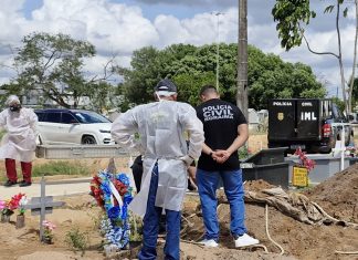 Polícia Civil exuma corpo para investigar suspeita de feminicídio por envenenamento em Roraima