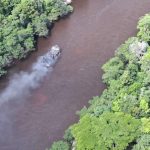 Ibama incendeia draga avaliada em R$ 2,5 milhões em garimpo ilegal na Raposa Serra do Sol