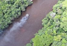 Ibama incendeia draga avaliada em R$ 2,5 milhões em garimpo ilegal na Raposa Serra do Sol