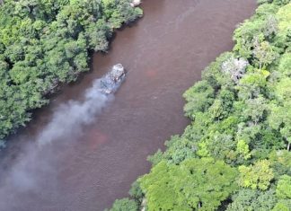 Ibama incendeia draga avaliada em R$ 2,5 milhões em garimpo ilegal na Raposa Serra do Sol