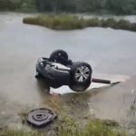 Carro capota com família inteira e cai em lago na BR-174, no Sul de Roraima