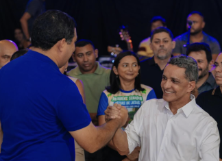 Mecias adia anúncio e usa festa como termômetro político