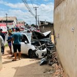 Motorista sofre mal súbito e carro atinge muro de casa no Asa Branca Acidente asa branca