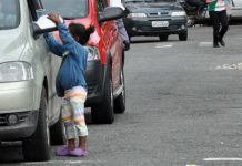 Mulher é denunciada por usar filhas para pedir dinheiro em semáforos de Boa Vista