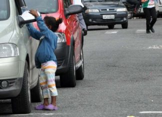 Mulher é denunciada por usar filhas para pedir dinheiro em semáforos de Boa Vista