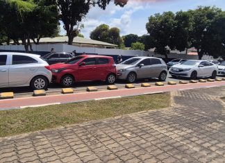 Engavetamento envolve quatro carros na avenida Glaycon de Paiva engavetamento