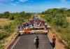 Indígenas fecham trecho da RR-203 e exigem investigação sobre morte de liderança no Amajari