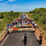 Indígenas fecham trecho da RR-203 e exigem investigação sobre morte de liderança no Amajari