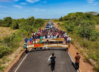 Indígenas fecham trecho da RR-203 e exigem investigação sobre morte de liderança no Amajari