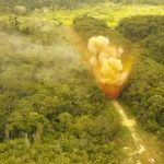 Forças Armadas explodem mais uma pista clandestina na Terra Yanomami garimpo