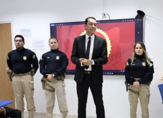 Infratores do trânsito passam por palestra de reciclagem junto à PRF em Roraima