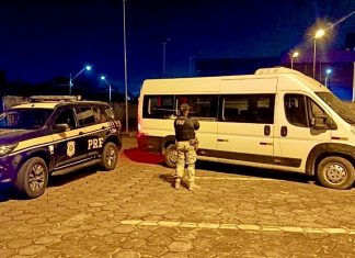 PRF apreende micro-ônibus furtado e prende dois por embriaguez nas BRs 174 e 401 PRF