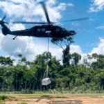 Gerador de 1,3 tonelada é levado de helicóptero a base em terra Yanomami