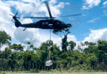 Gerador de 1,3 tonelada é levado de helicóptero a base em terra Yanomami