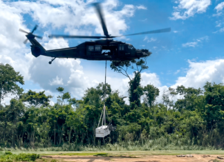 Gerador de 1,3 tonelada é levado de helicóptero a base em terra Yanomami