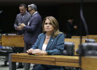 Helena da Asatur vota pela urgência de projeto contra pedofilia