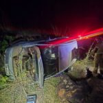 Suspeito de migração ilegal foge de bloqueio e capota carro com oito cubanos em Boa Vista