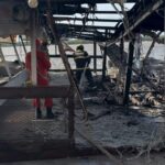 Incêndio destrói restaurante flutuante às margens do Rio Branco, no Caçari