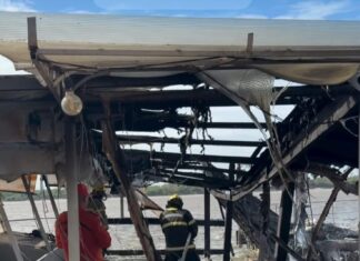 Incêndio destrói restaurante flutuante às margens do Rio Branco, no Caçari