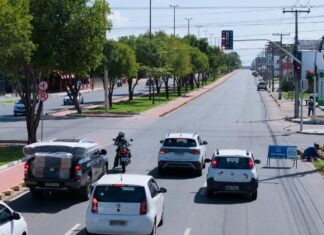Semáforo é instalado em cruzamento da Ville Roy com avenida Governador Anchieta em Boa Vista