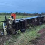 Ônibus de passageiros tomba na BR-174 em Caracaraí